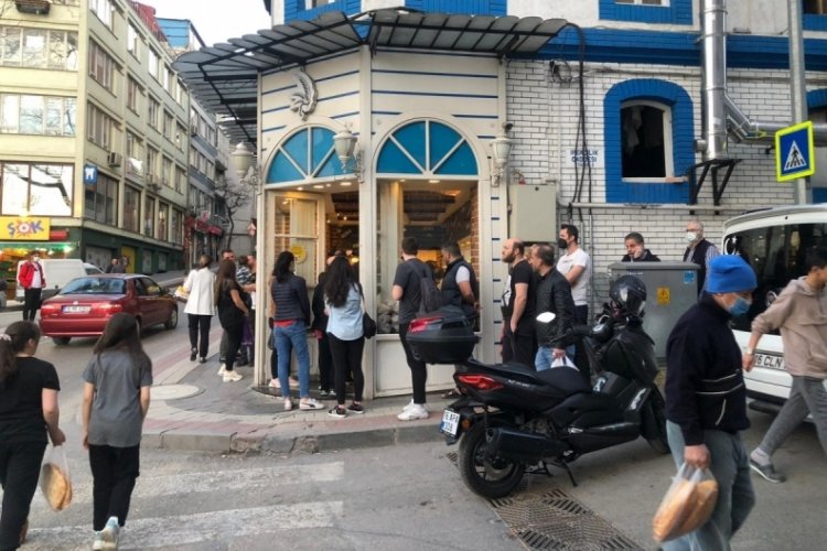 Bursa'da Ramazan ayının ilk g&uuml;n&uuml;nde pide kuyruğu&nbsp;