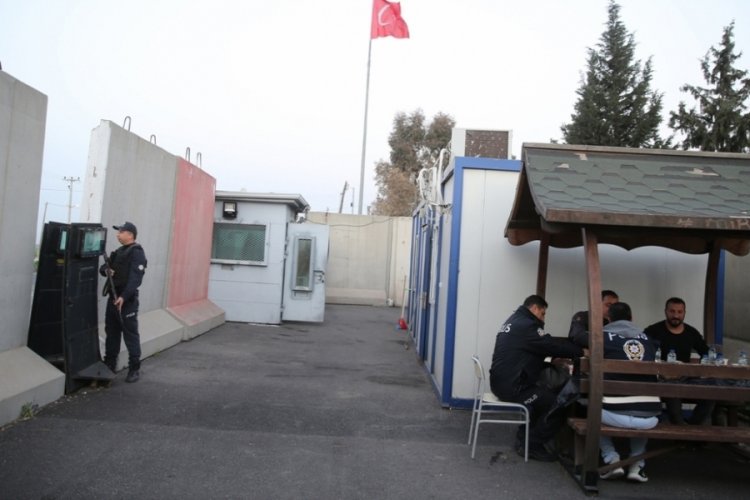 Mardin'de polis ekipleri ilk iftarlarını g&ouml;revlerinin başında a&ccedil;tı
