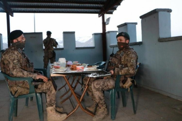 Hakkari'de &ouml;zel harekat polisleri i&ccedil;in bir yanda n&ouml;bet bir yanda iftar
