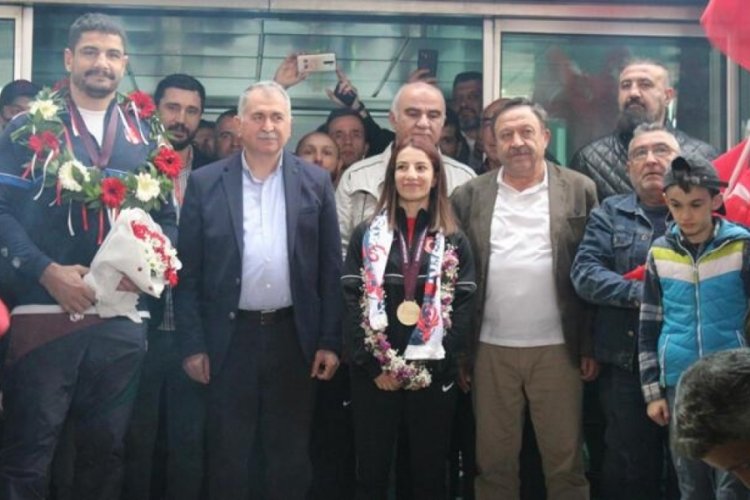 Madalyayla d&ouml;nen milli g&uuml;reş&ccedil;iler coşkuyla karşılandı