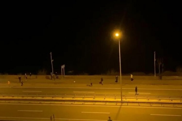 Gen&ccedil;lerin karayolundaki tehlikeli oyunu