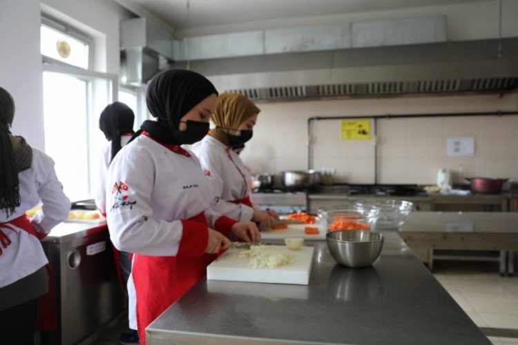 Bursa'da g&ouml;n&uuml;ll&uuml; &ouml;ğrenciler ihtiya&ccedil; sahiplerine iftar i&ccedil;in yemek pişiriyor