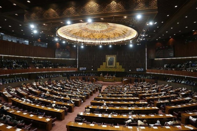 Pakistan'da Cumhurbaşkanı Meclisi feshetti