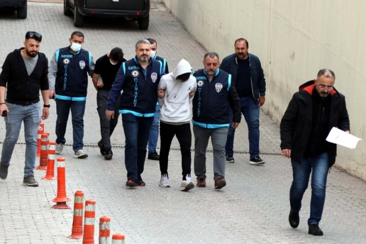 Yabancı uyruklu şahsı &ouml;ld&uuml;ren 2 ş&uuml;pheli adliyede