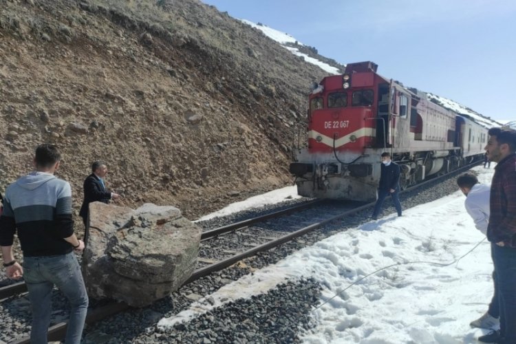 Doğu Ekspresi raylarına kaya d&uuml;şt&uuml;