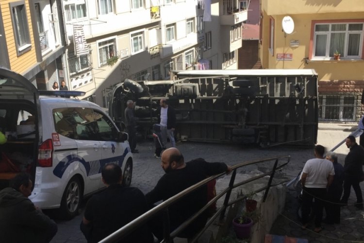 İstanbul'da nakliyat kamyonu sokak ortasına devrildi
