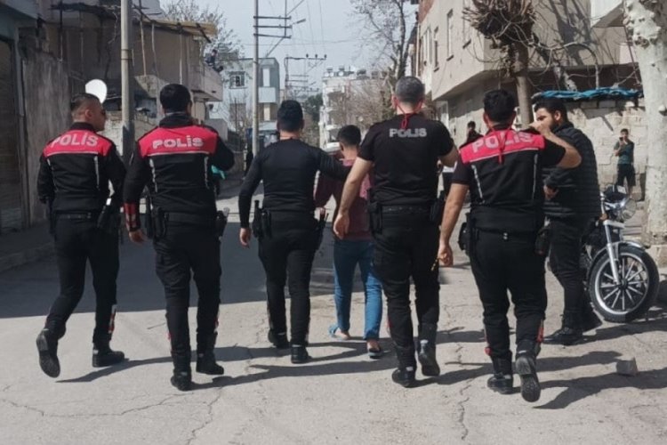 Annesine zarar vermek isteyen kardeşini silahla kovaladı