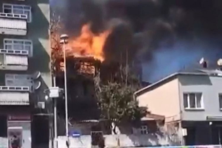 İstanbul'da ahşap binada &ccedil;ıkan yangın yan binaya sı&ccedil;radı&nbsp;