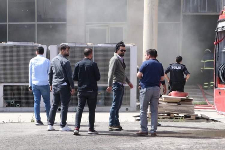 Şanlıurfa'da alevlerden ka&ccedil;an inşaat bek&ccedil;isi, merdivenlerden d&uuml;şerek &ouml;ld&uuml;