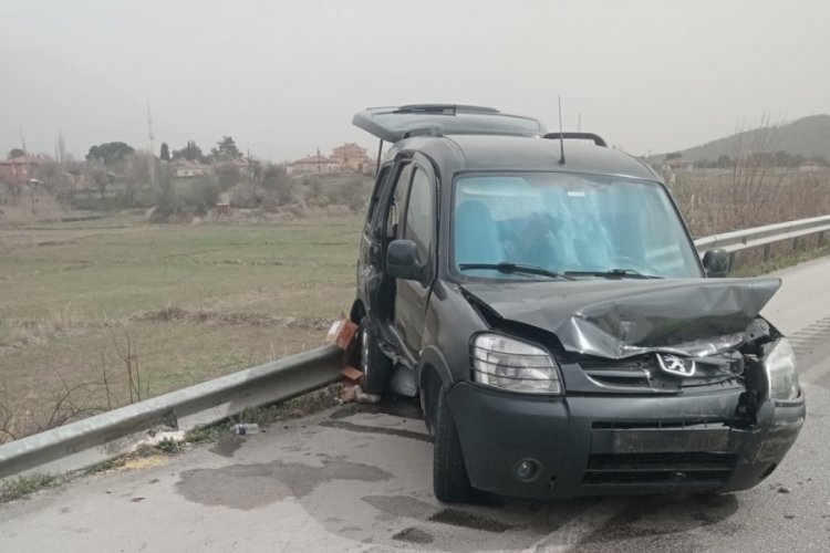 Bariyerlere &ccedil;arpan ara&ccedil; karşı şeride fırladı: &Ouml;l&uuml; ve yaralılar var