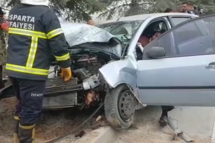 Direksiyon hakimiyetini kaybeden ara&ccedil; ref&uuml;je &ccedil;ıktı: 3 yaralı