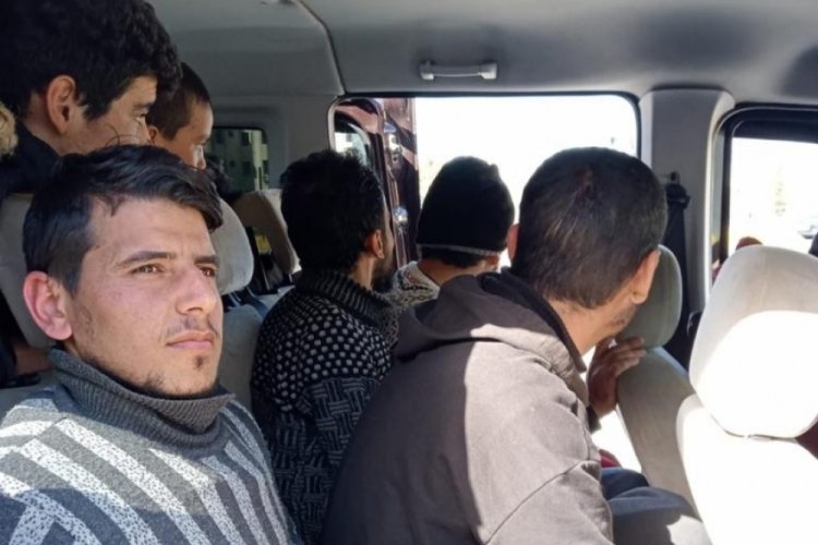 Trafik uygulamasında durdurulan iki ara&ccedil;tan ka&ccedil;ak g&ouml;&ccedil;menler &ccedil;ıktı