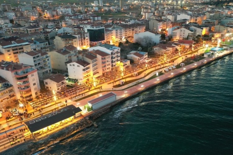 1 kilometrelik dev iftar sofrası