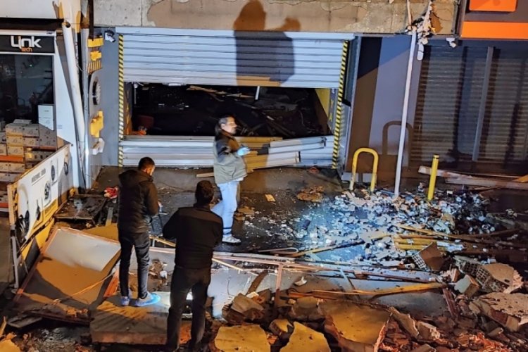 4 katlı kapalı otoparkta patlama