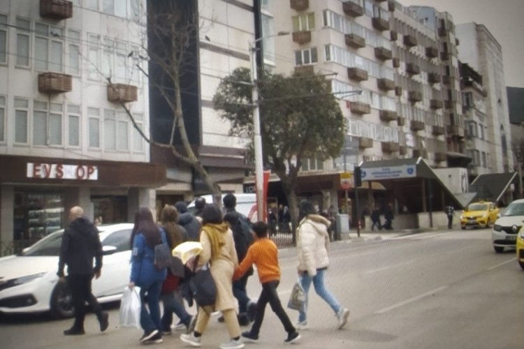 Bursa'da yayalar trafiği birbirine katıyor (&Ouml;ZEL HABER)
