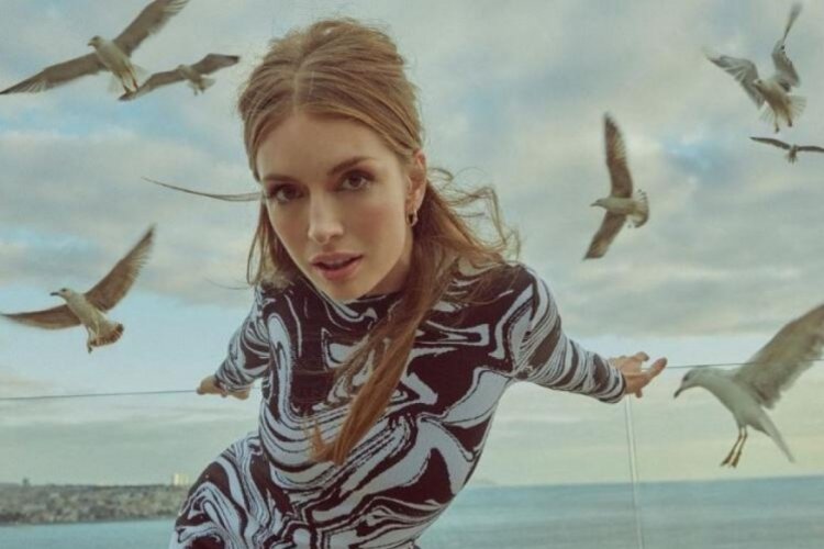 Yasemin Allen ile Tolga G&uuml;le&ccedil;'ten s&uuml;rpriz paylaşım
