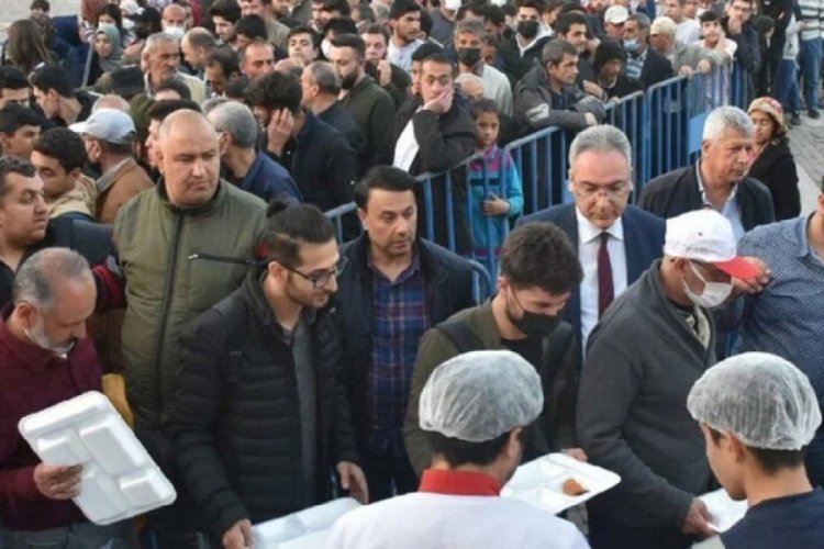 Gaziantep'te iftar &ccedil;adırı &ouml;n&uuml;nde 4 bin kişi