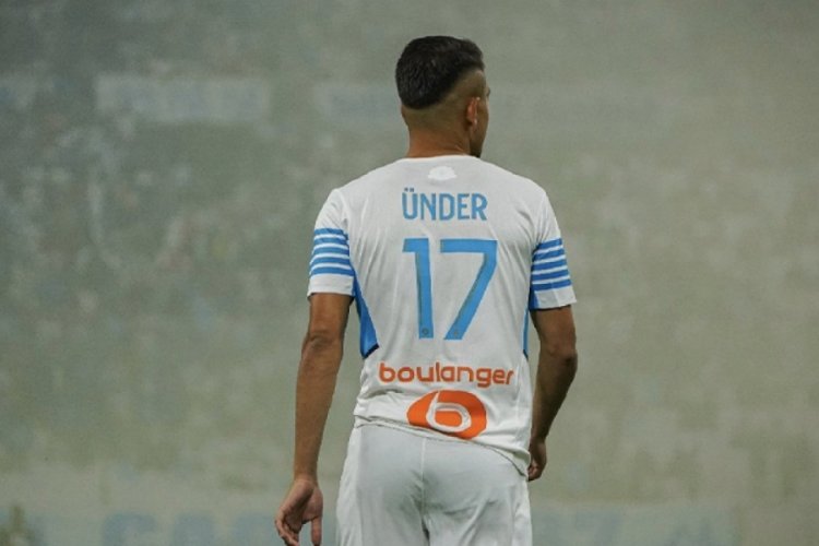 Cengiz &Uuml;nder, imzayı atıyor