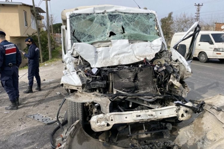 Manisa'da kamyonet kamyona &ccedil;arptı: 11 yaralı