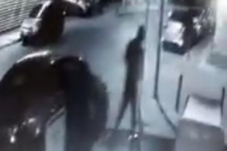 İzmir'de otomobilinde uyuyakaldı, telefon&nbsp;ve altınları &ccedil;alındı