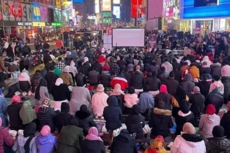 New York Times Meydanı'nda teravih namazı kıldılar