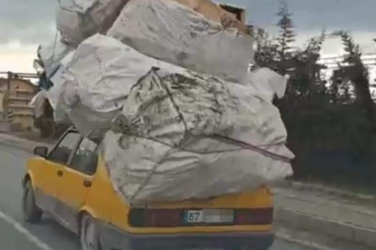 Zonguldak'ta karton &ccedil;uvallarını otomobilinin &uuml;zerinde taşıdı