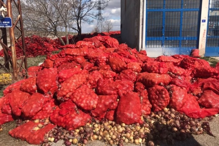 Ankara sokaklarına &ccedil;uvallar dolusu soğan atıldı