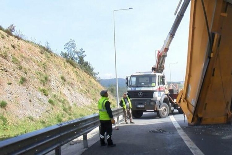 İstanbul'da dorsesi a&ccedil;ık kalan kamyon viyad&uuml;ğe &ccedil;arptı