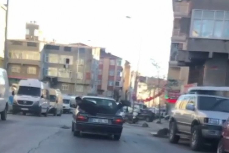 İstanbul'da otomobilin bagaj kapağında tehlikeli yolculuk