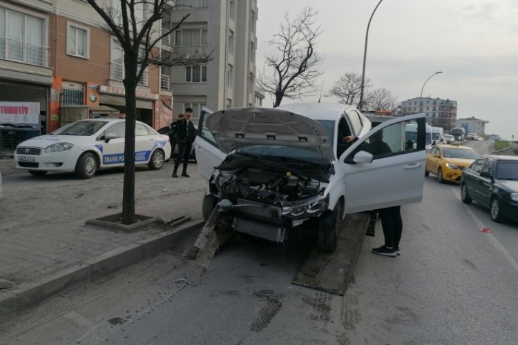 Bariyerlere saplanan ara&ccedil;tan yara almadan &ccedil;ıktı