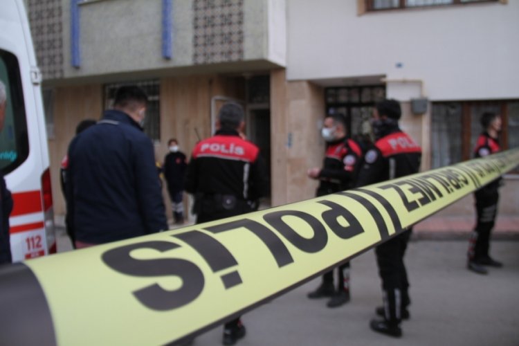 Cinnet ge&ccedil;iren damat ortalığı kan g&ouml;l&uuml;ne &ccedil;evirdi: 2 &ouml;l&uuml;, 1 yaralı