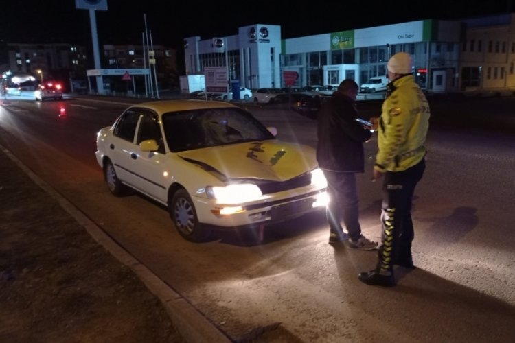 Otomobilin &ccedil;arptığı gen&ccedil; ağır yaralandı