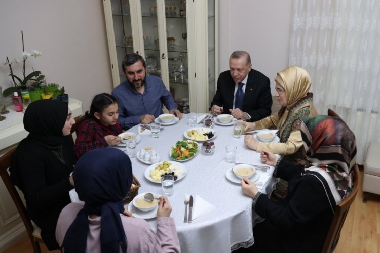 Erdoğan &ccedil;ifti &Uuml;mraniye'de bir vatandaşın evinde iftar yaptı