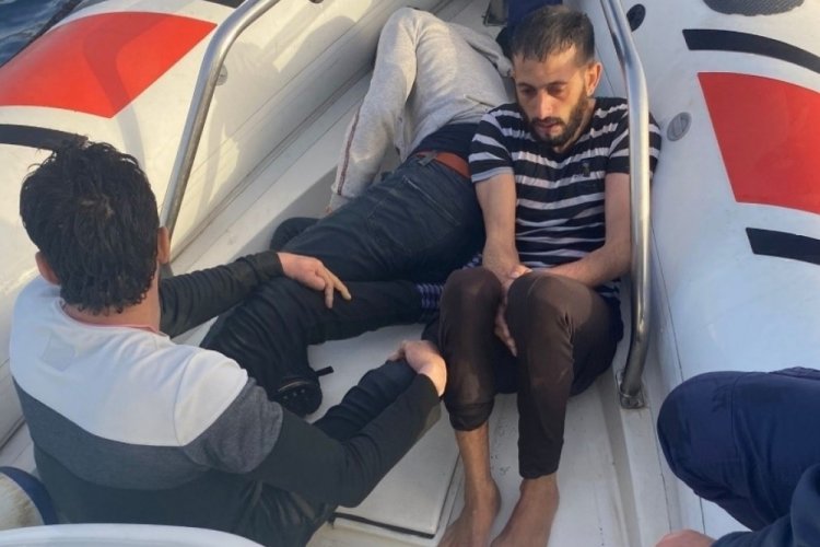 Panik yapan d&uuml;zensiz g&ouml;&ccedil;menler denize atladı