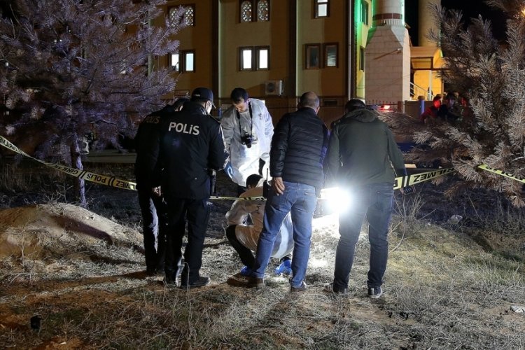 &Ouml;nce husumetlisini sonra eşini vurup ka&ccedil;tı