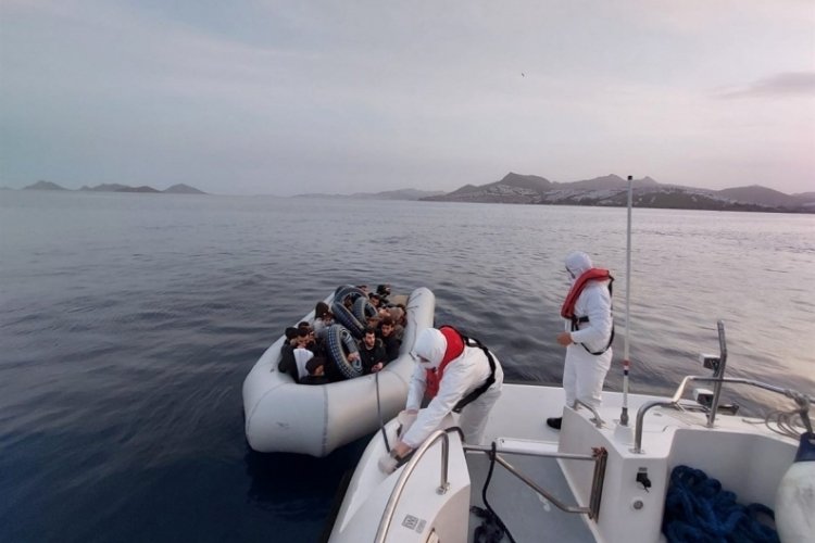 3 g&ouml;&ccedil;men deniz ortasında yakalandı
