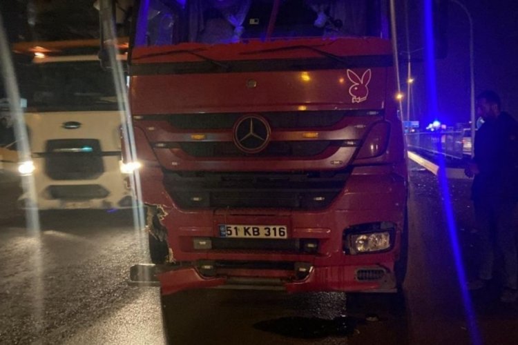 Bursa'da TIR, otomobilleri bi&ccedil;ti: 3 yaralı