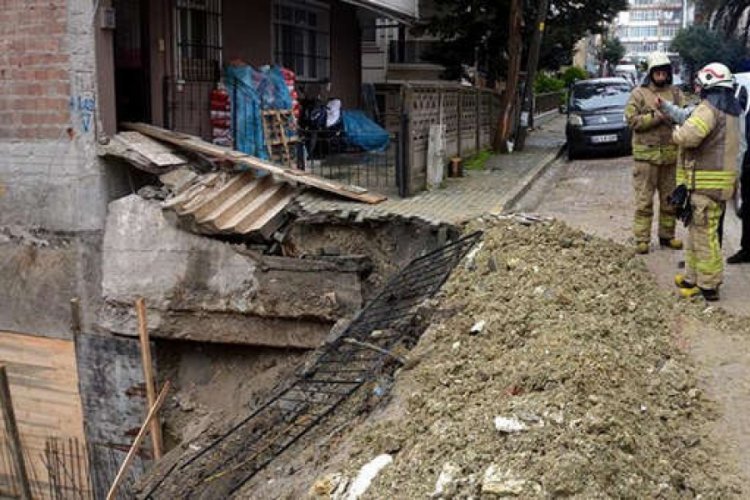 İstanbul'da inşaat yanındaki binanın merdivenleri &ccedil;&ouml;kt&uuml;