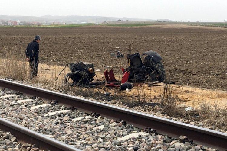 Ankara'da raya &ccedil;ıkarılan trakt&ouml;re tren &ccedil;arptı