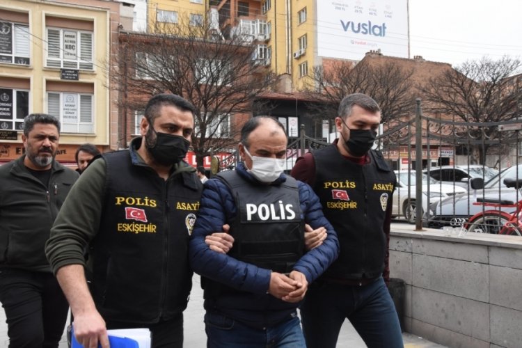 Eskişehir'de cinayet ş&uuml;phelisi, &ccedil;elik yelekle adliyeye sevk edildi