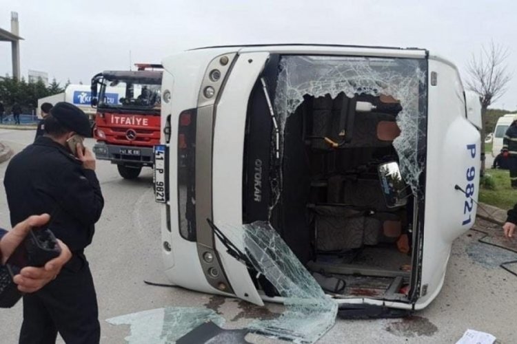 Kocaeli'de TIR ve servis aracı birbirine girdi: &Ccedil;ok sayıda yaralı var