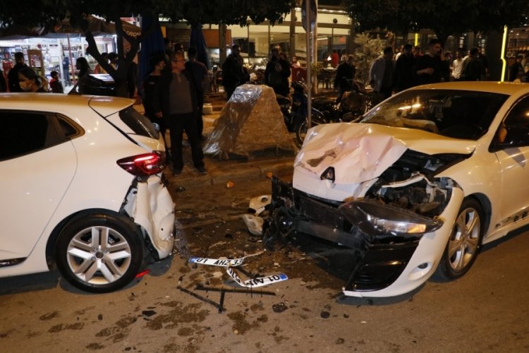 &Ouml;nce &ouml;n&uuml;ndeki otomobile ardından park halindeki ara&ccedil;lara &ccedil;arptı