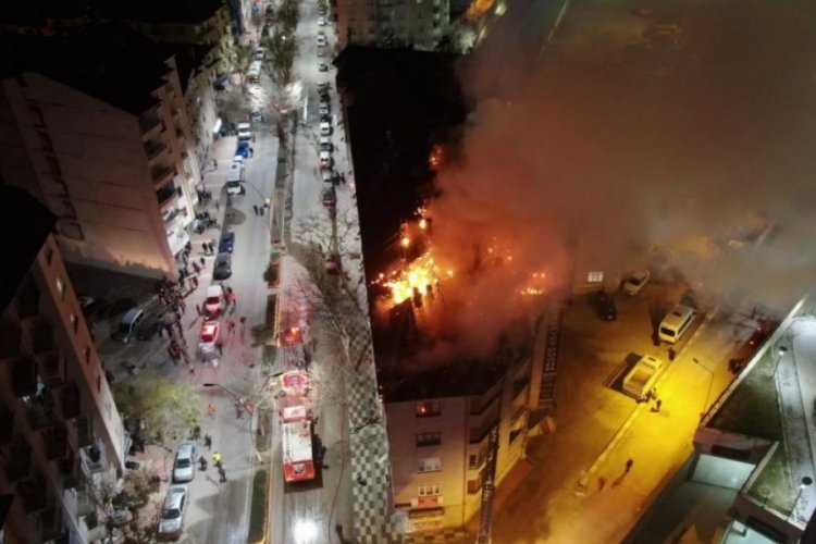 Bina yangını onlarca kişiyi sokağa d&ouml;kt&uuml;