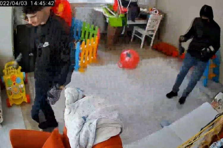 Hırsızlar iz bırakmamak i&ccedil;in ellerine &ccedil;orap giydi