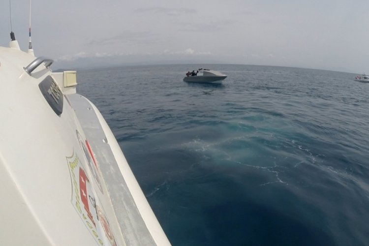 Balıkesir'in Ayvalık a&ccedil;ıklarında 30 g&ouml;&ccedil;men kurtarıldı