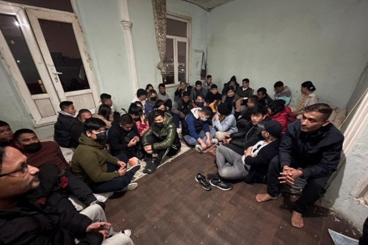İstanbul'da Nepal uyruklu g&ouml;&ccedil;menler bavullarıyla yakalandı