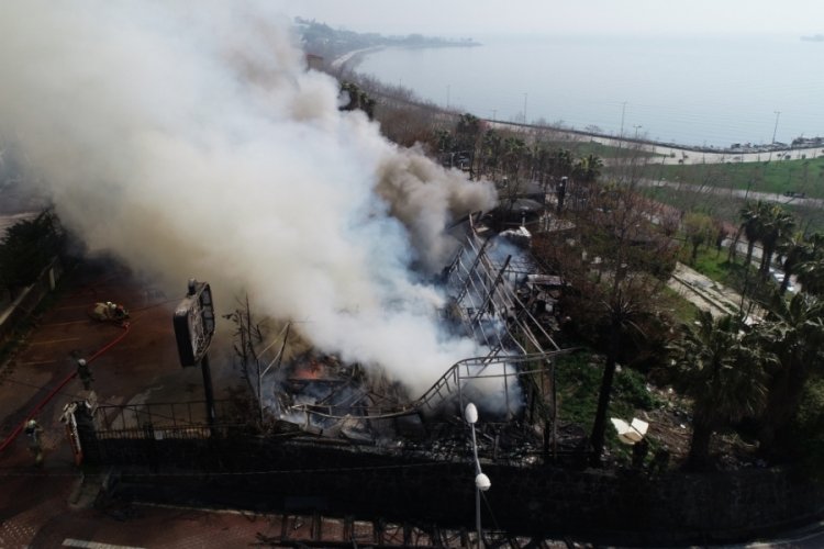 İstanbul'da yangın &ccedil;ıkan restoran k&uuml;le d&ouml;nd&uuml;