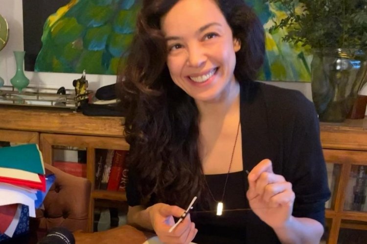 Azra Akın dolandırıldı