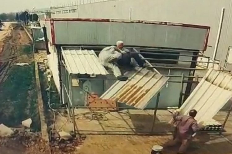 Bursa'da onarım yaptığı &ccedil;atıdan d&uuml;şt&uuml;