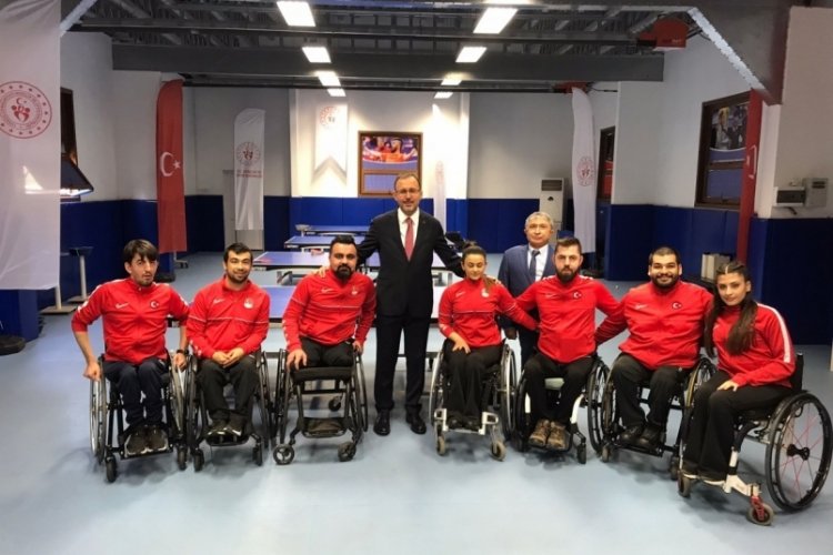 Bakan Kasapoğlu, Para Masa Tenisi Milli Takımını ziyaret etti